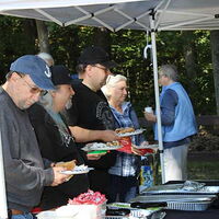RSI Picnic 2022 getting food